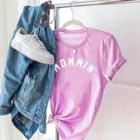 MOMMIN' - (Arched) - Unisex Tee