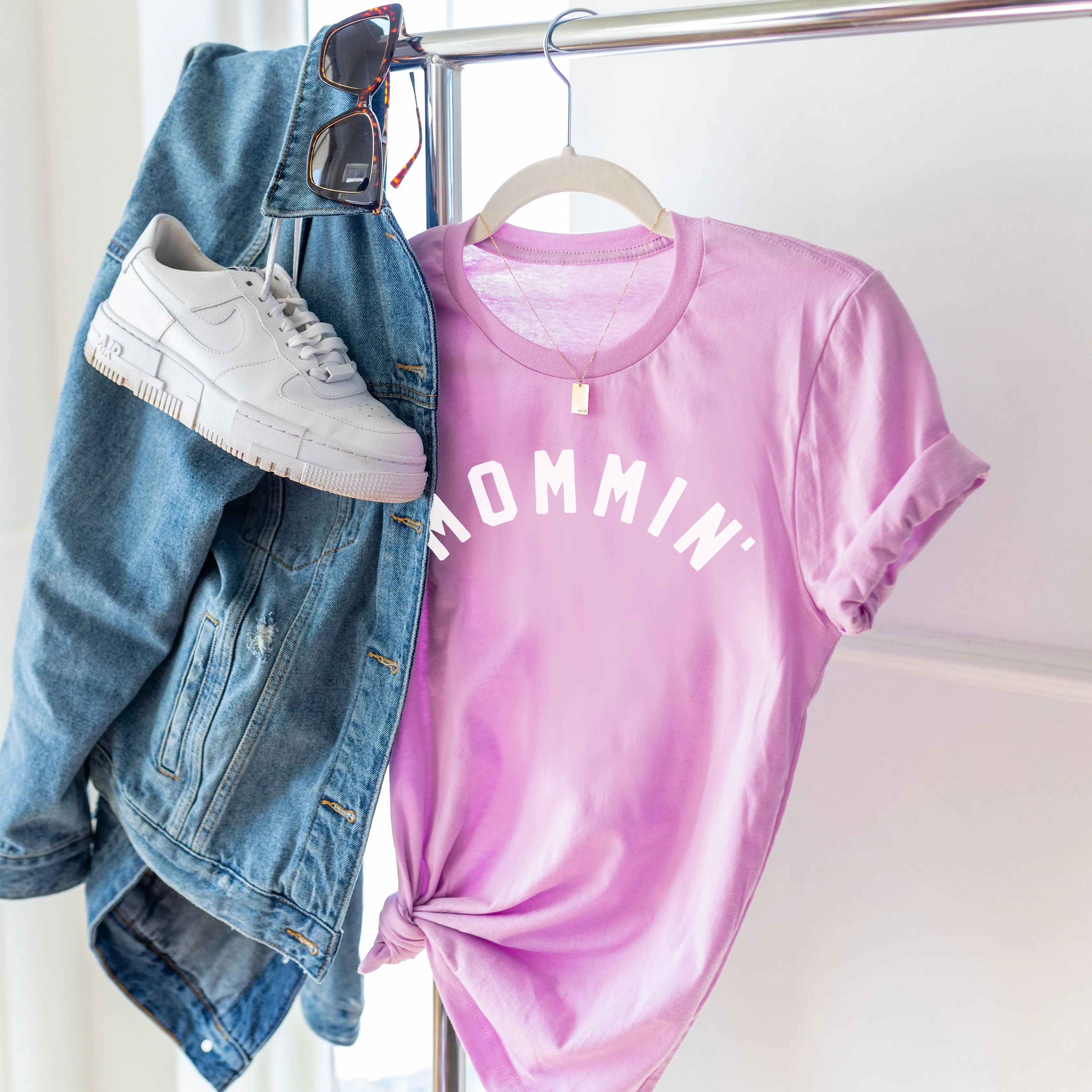 MOMMIN' - (Arched) - Unisex Tee