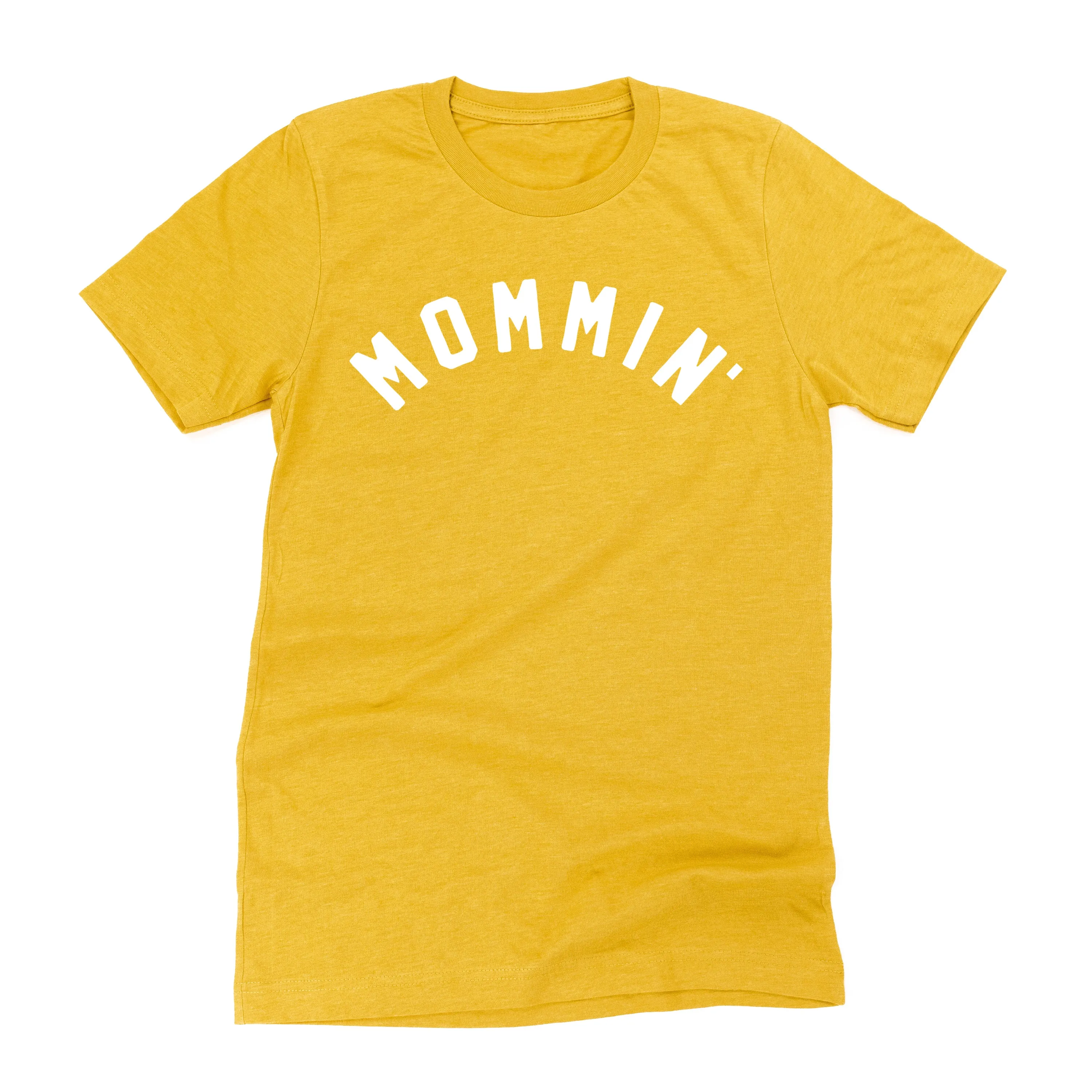 MOMMIN' - (Arched) - Unisex Tee