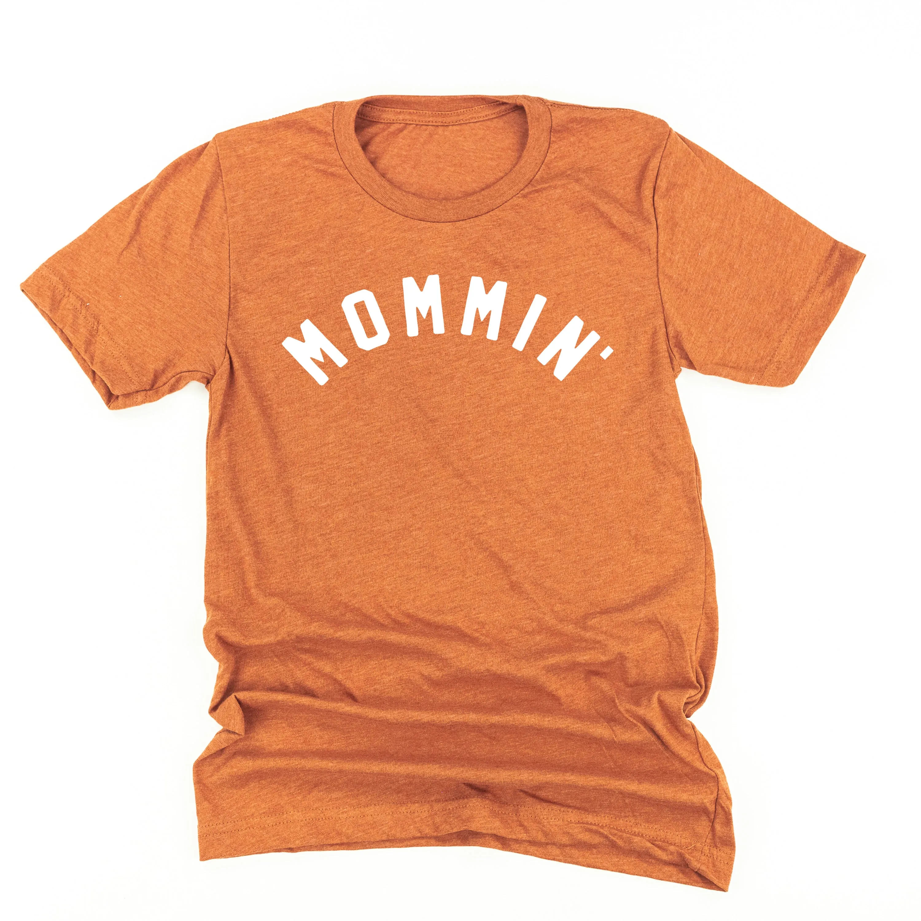 MOMMIN' - (Arched) - Unisex Tee